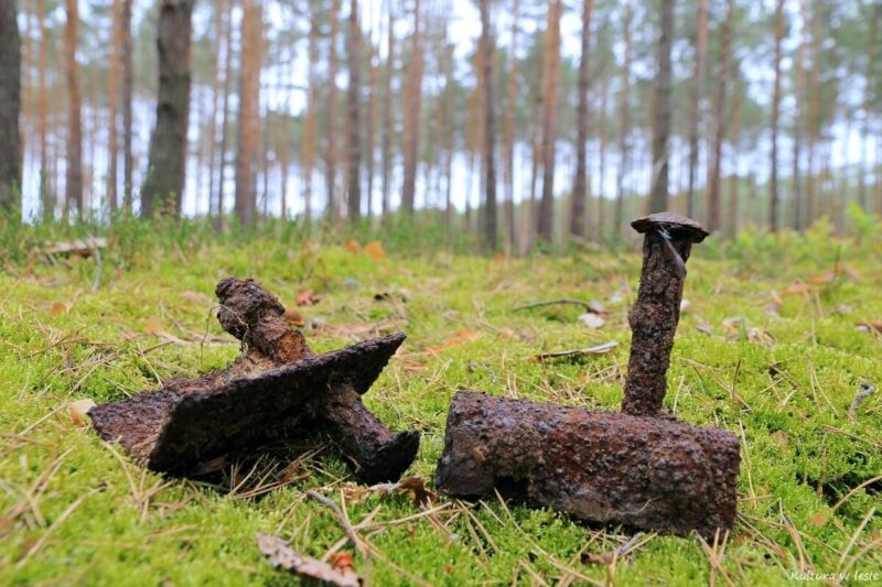 Metalowe elementy z czasów obozu (?)