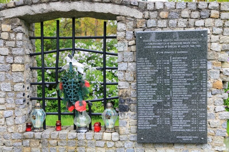 Fragment pomnika z tablicą z wykazem znanych z nazwiska ofiar obozu Schwetig