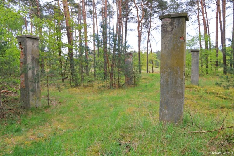 Słupy ceglane w ciągu ogrodzenia obozu